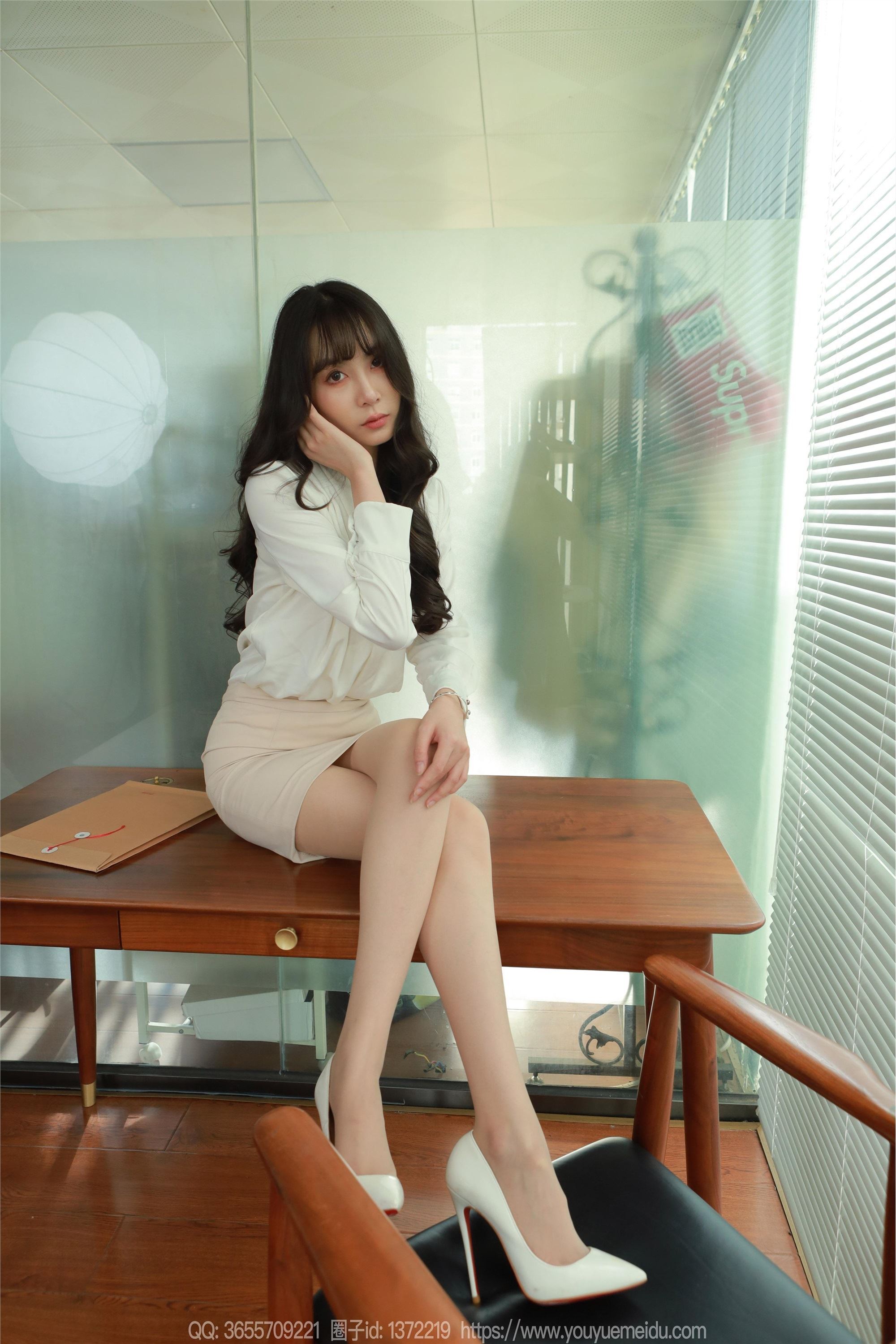 IESS异思趣向  2024.11.04 丝享家 1889 团团《白鞋长腿》